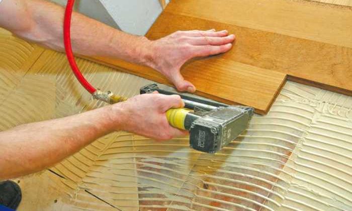 Укладка паркета на клей и гвозди